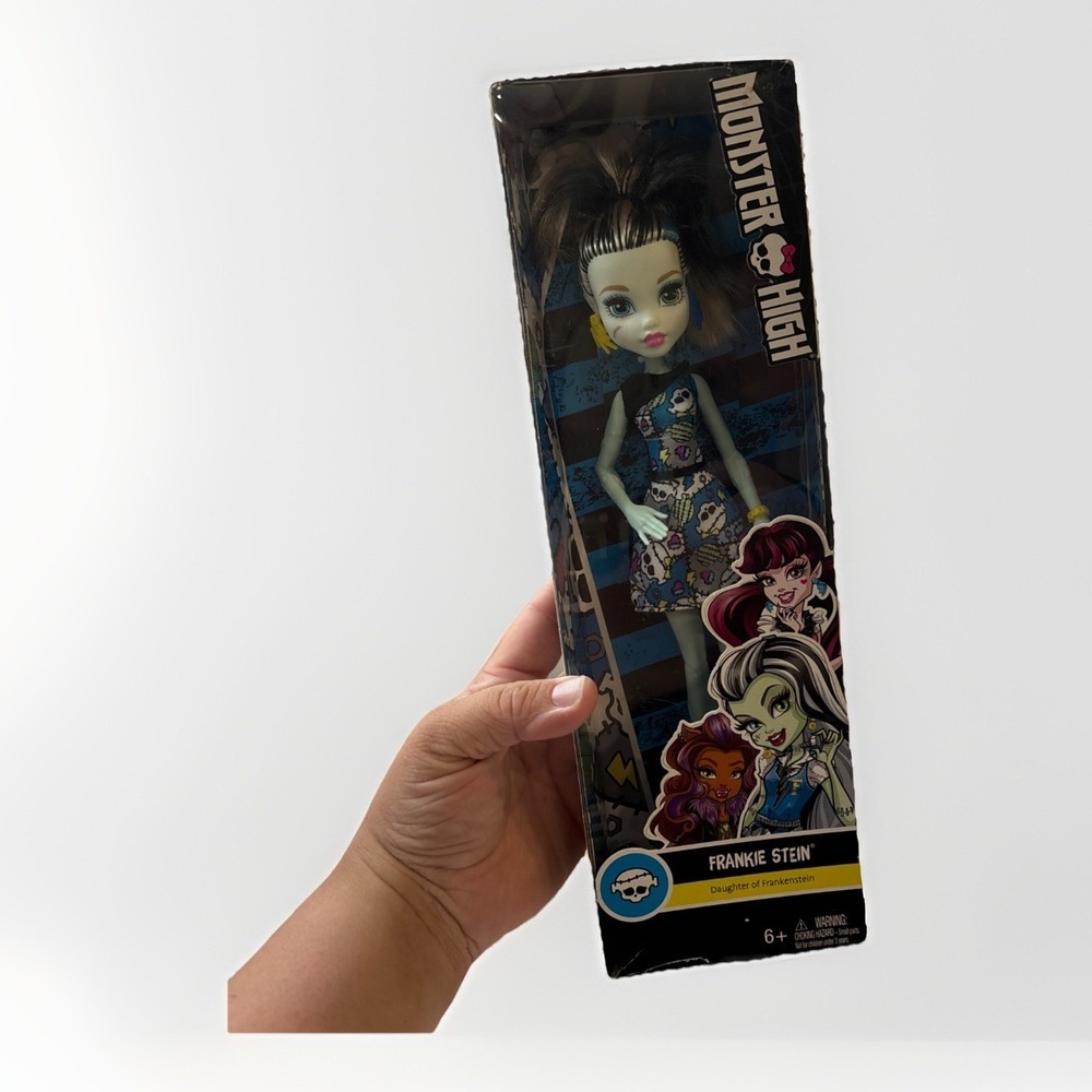 Monster High 2015 Frankie Stein Daughter of Frankenstein Signature Look NIB